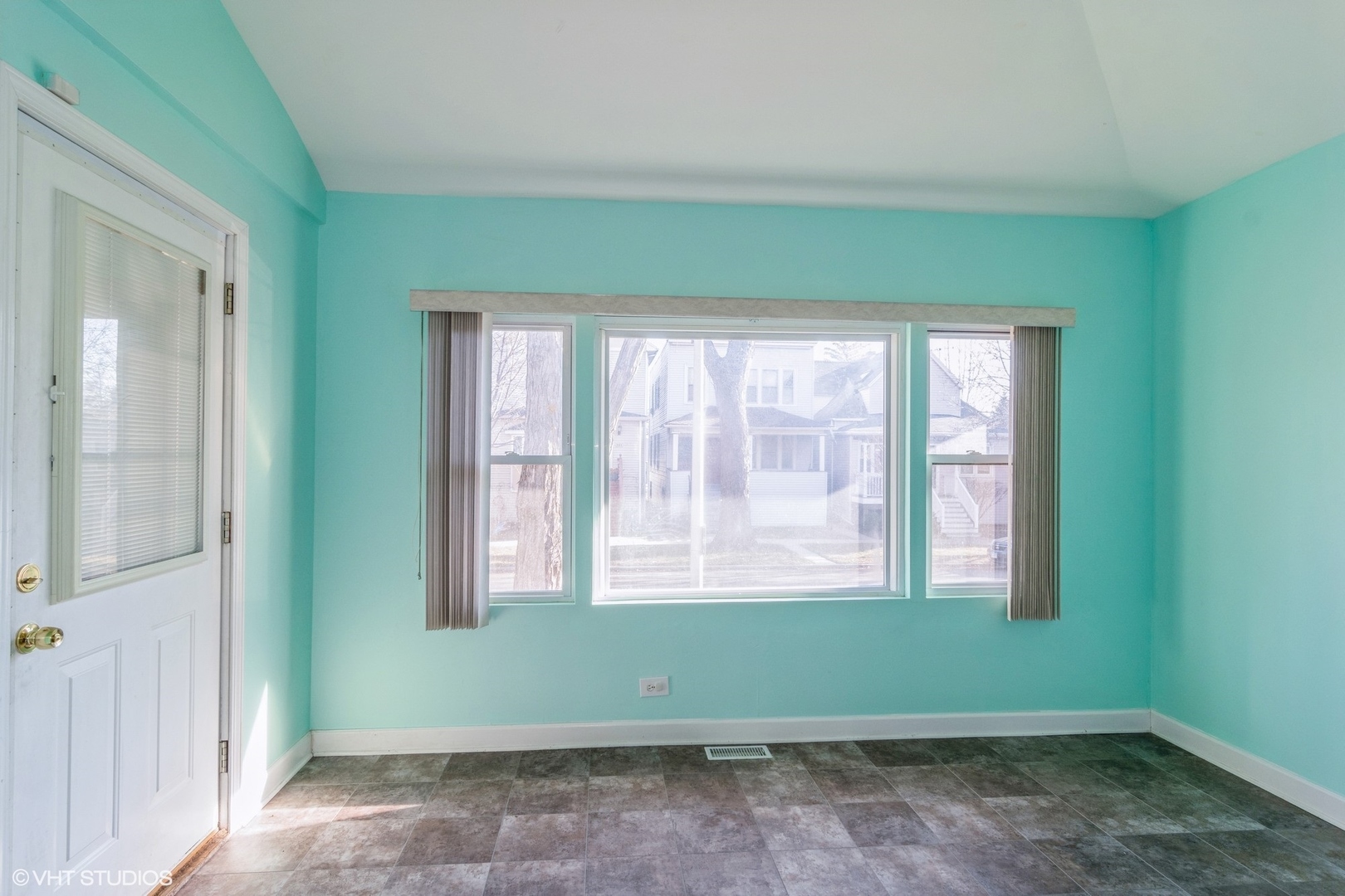 905 Thomas Avenue, Unit 1 Forest Park, IL 60130 - Photo 6 of 15 a room with a large window