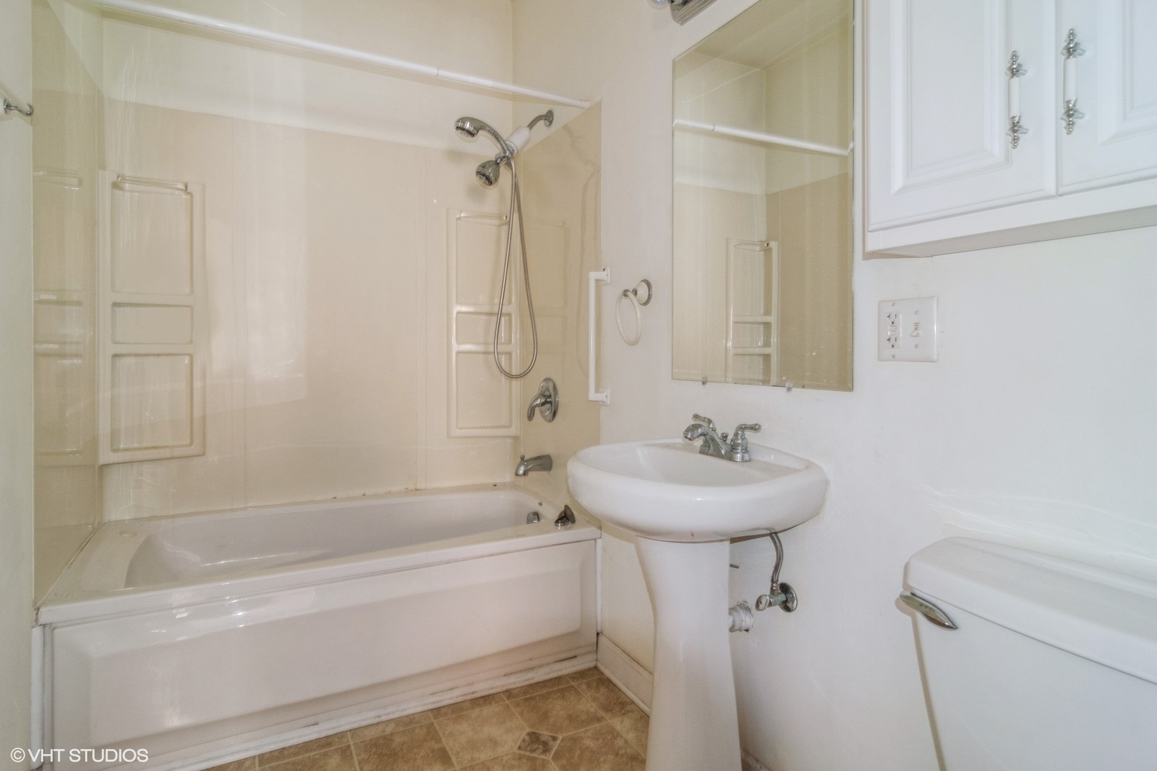 905 Thomas Avenue, Unit 1 Forest Park, IL 60130 - Photo 9 of 15 a bathroom with a sink a toilet and a bathtub