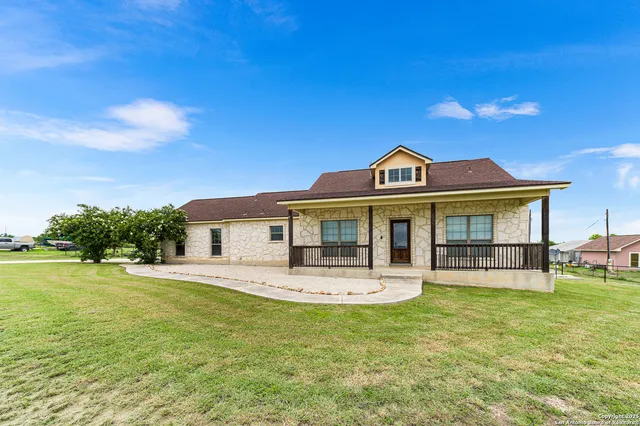 $415,000 | 911 County Road 367, Hondo, TX 78861