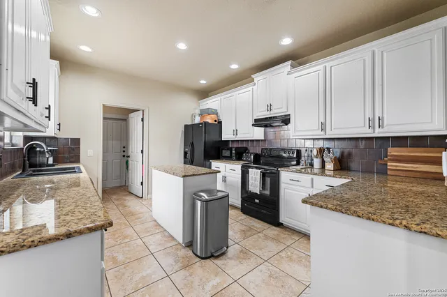 $415,000 | 911 County Road 367, Hondo, TX 78861