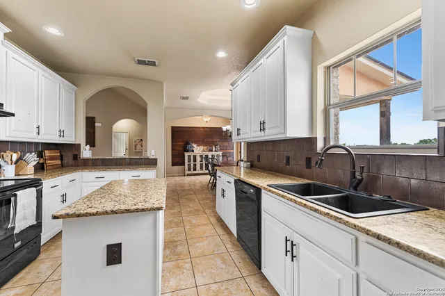 $415,000 | 911 County Road 367, Hondo, TX 78861