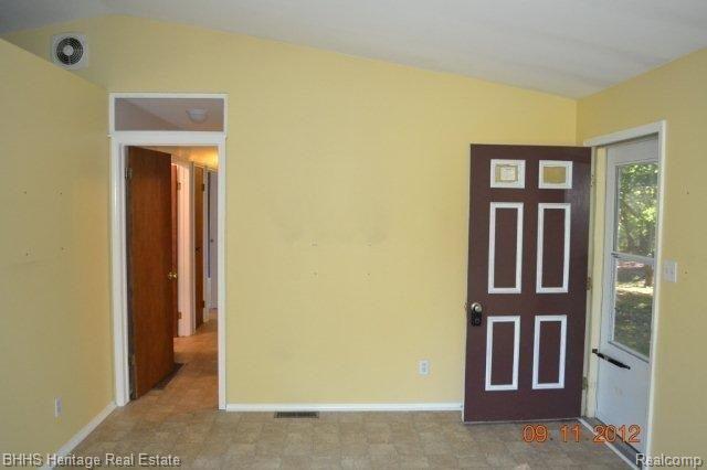 4660 Wylie Road Dexter, MI 48130 - Photo 9 of 25 Living room