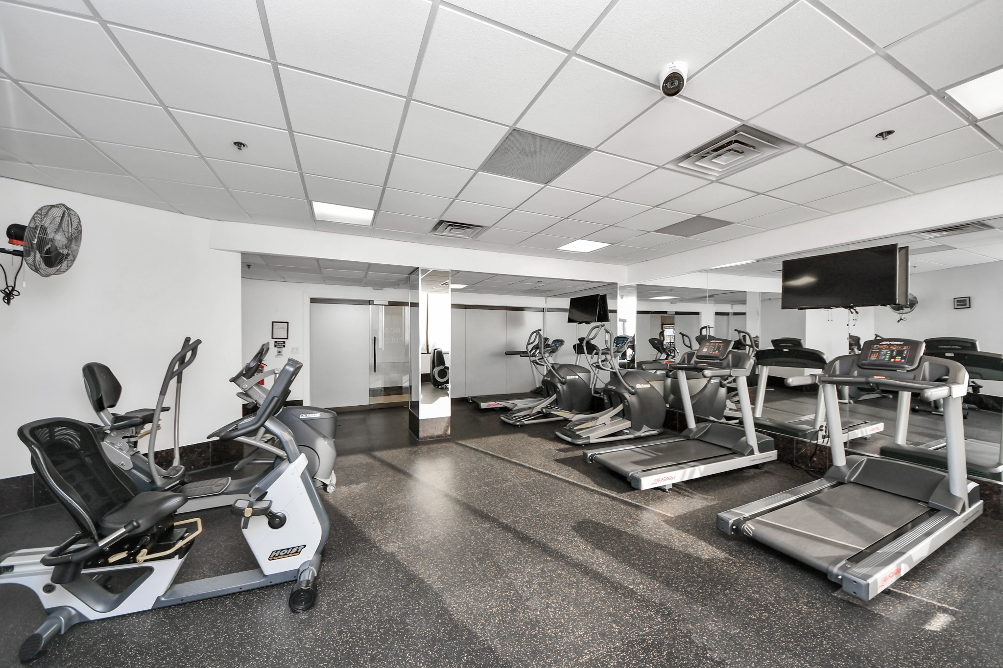 3525 Sage Road, Unit 1503 Houston, TX 77056 - Photo 15 of 50 a view of a room with gym equipment