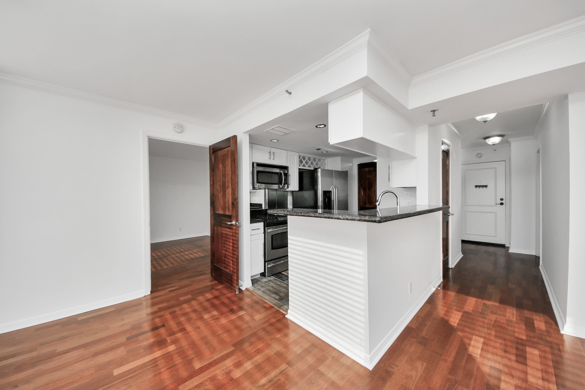 3525 Sage Road, Unit 1503 Houston, TX 77056 - Photo 30 of 50 a view of living room with hallway