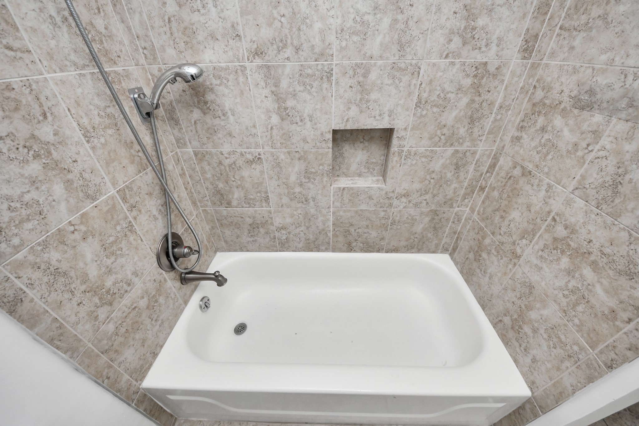 3525 Sage Road, Unit 1503 Houston, TX 77056 - Photo 38 of 50 a bathroom with a bathtub