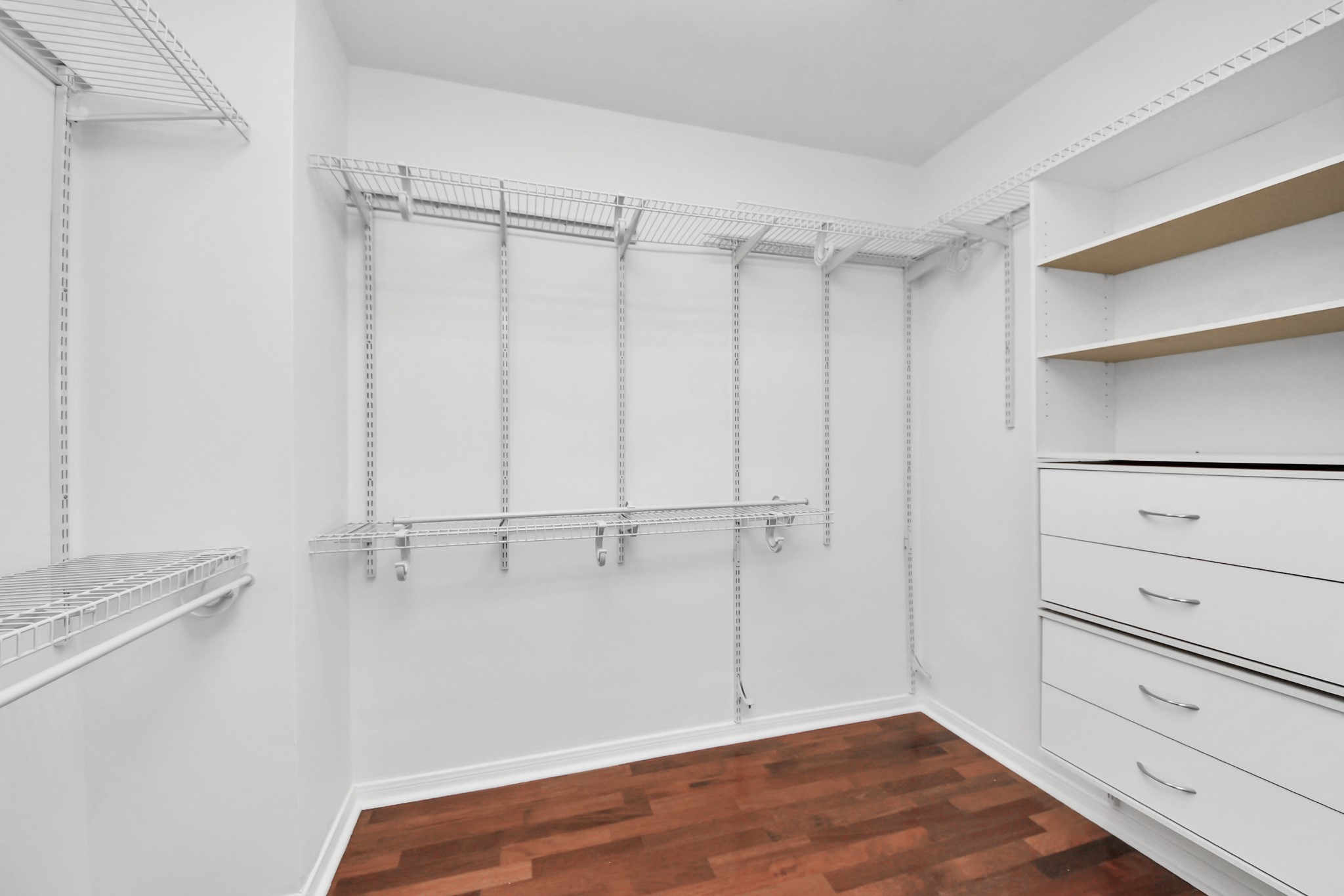 3525 Sage Road, Unit 1503 Houston, TX 77056 - Photo 42 of 50 a view of an empty walk in closet