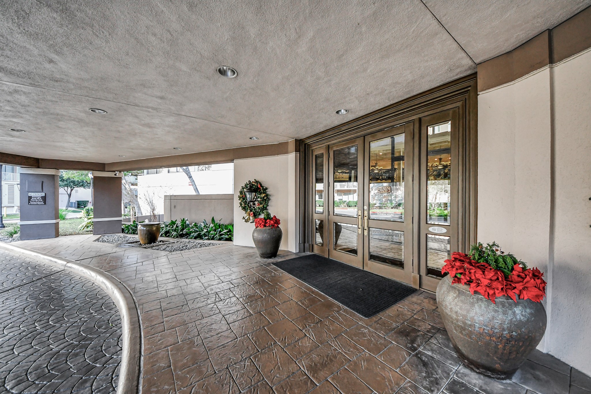 3525 Sage Road, Unit 1503 Houston, TX 77056 - Photo 48 of 50 a bed room with a bed and a chair