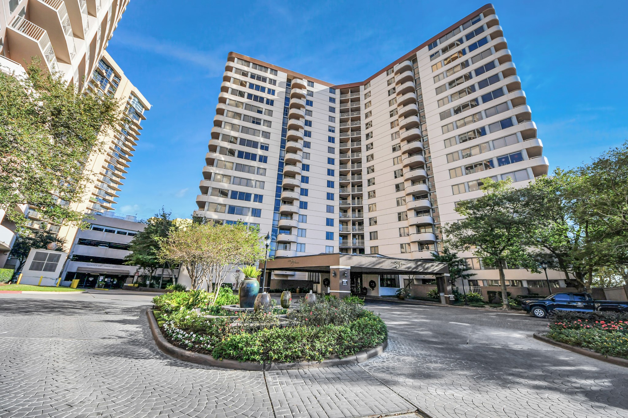 3525 Sage Road, Unit 1503 Houston, TX 77056 - Photo 49 of 50 a front view of a building