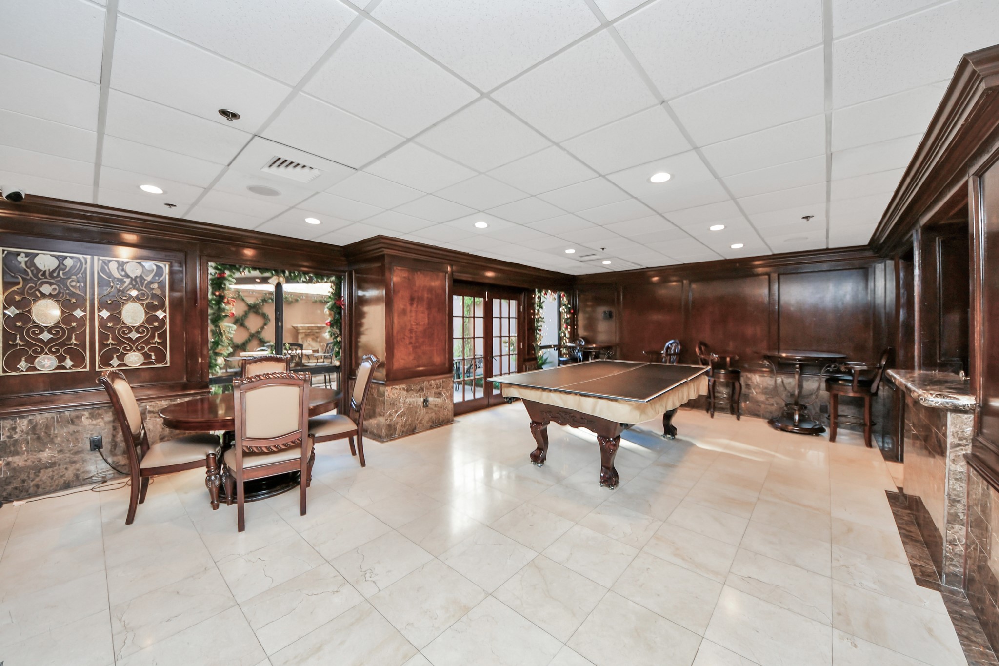 3525 Sage Road, Unit 1503 Houston, TX 77056 - Photo 10 of 50 a outdoor space with furniture and lots of tables