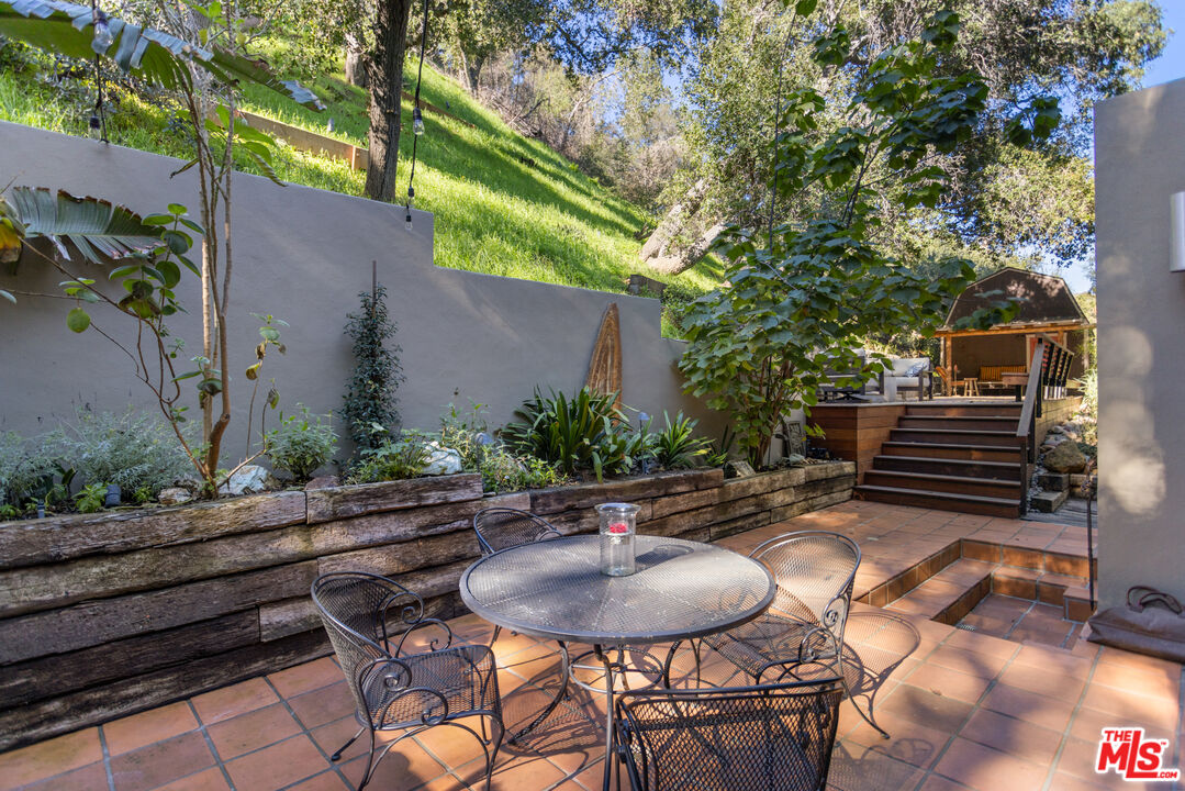 3217 Canon Place Topanga, CA 90290 - Photo 24 of 49 a backyard of a house with table and chairs