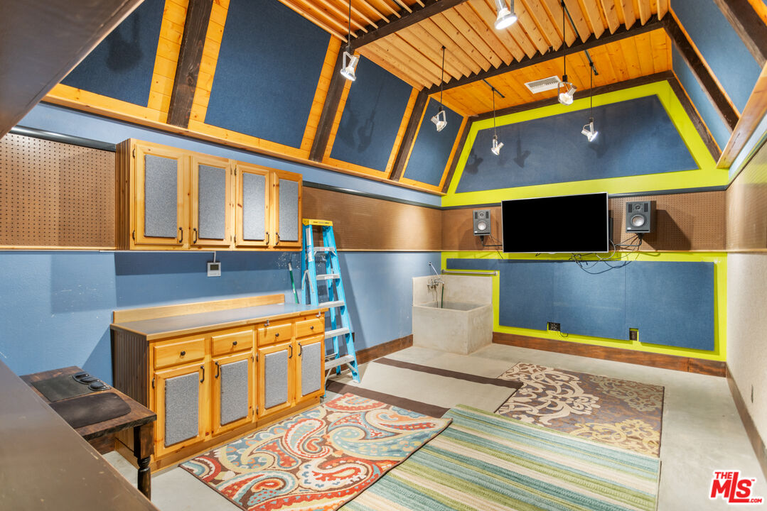 3217 Canon Place Topanga, CA 90290 - Photo 41 of 49 a view of an chairs and table in the balcony