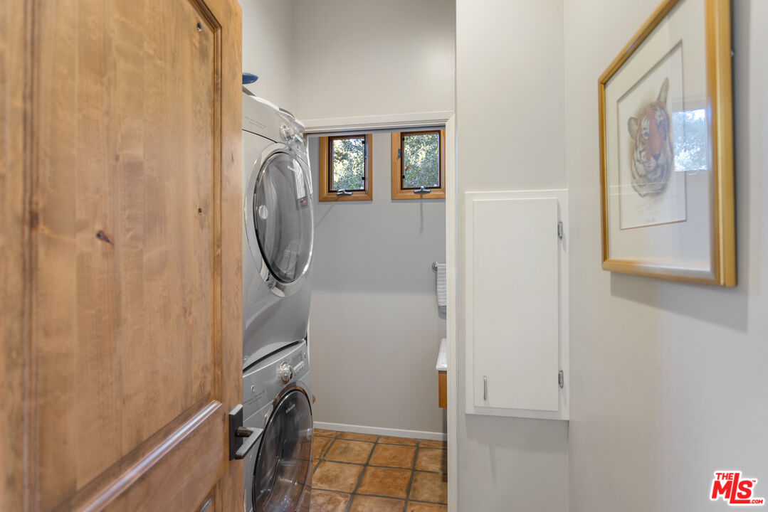 3217 Canon Place Topanga, CA 90290 - Photo 46 of 49 a bathroom with a sink and a mirror