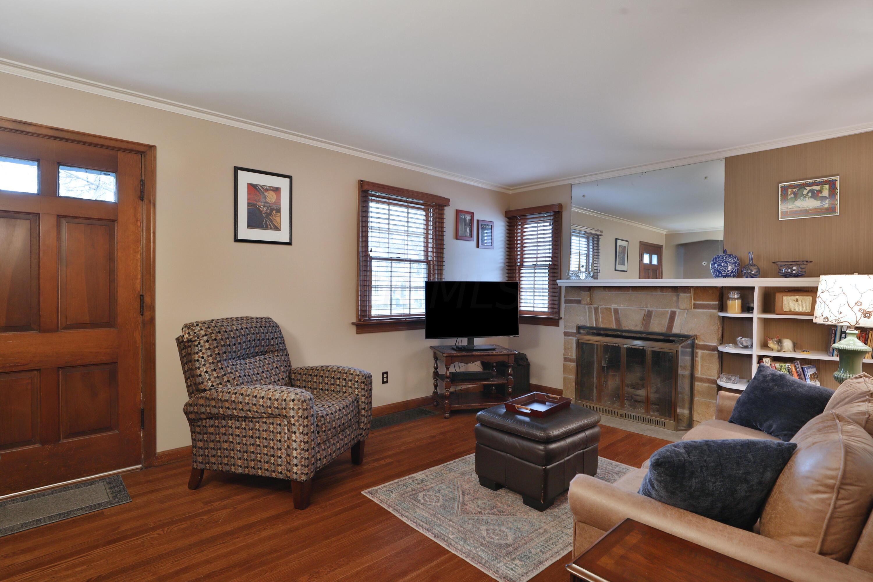 390 East Beaumont Road Columbus, OH 43214 - Photo 5 of 52 Living room