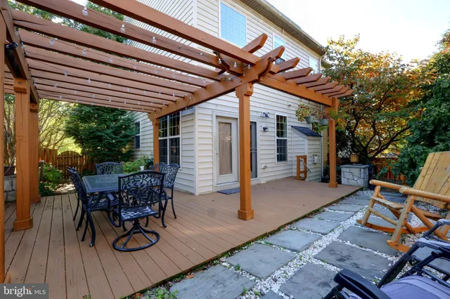 a view of a house with backyard