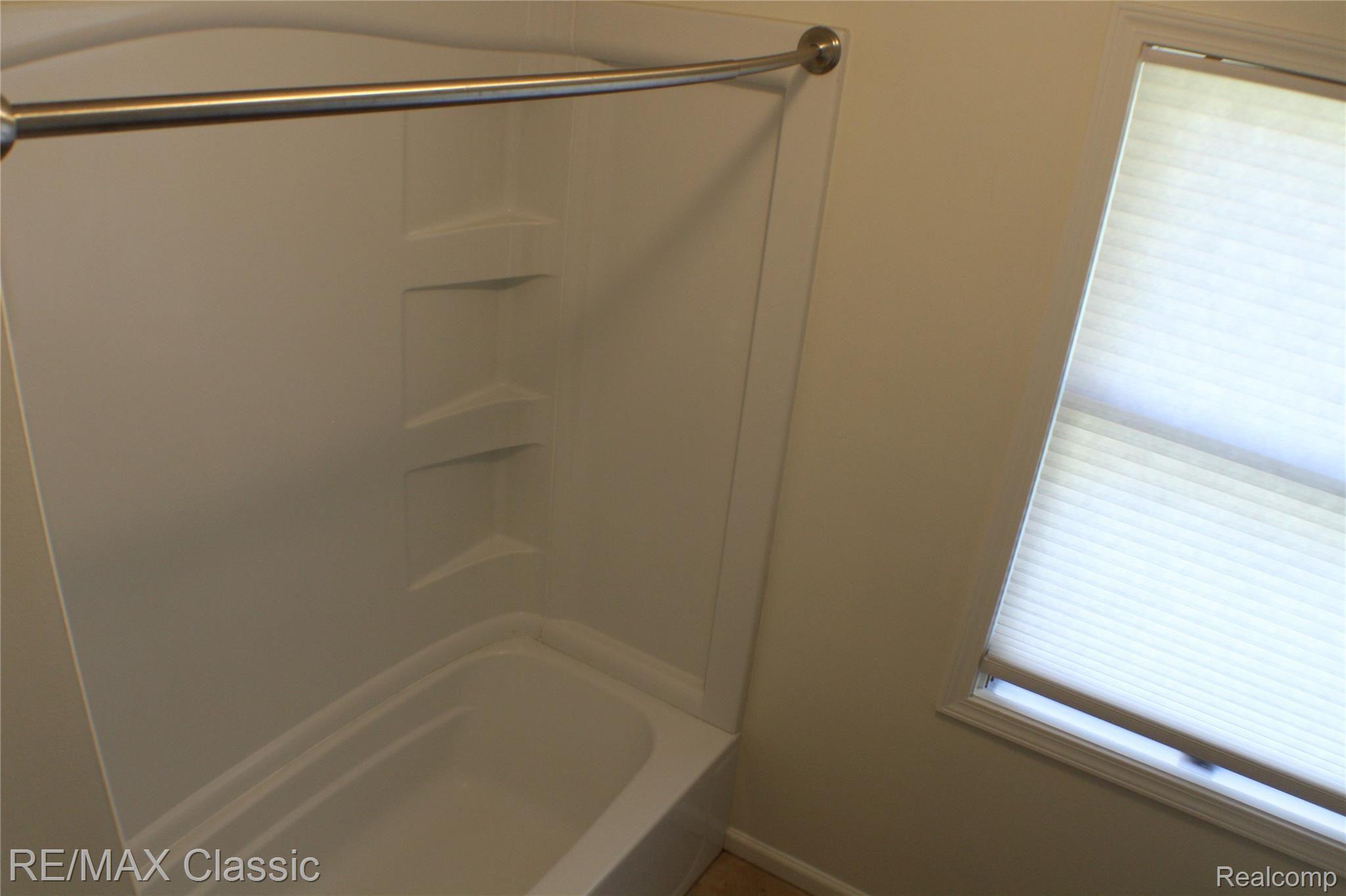 3625 Moberly Road Commerce Township, MI 48382 - Photo 11 of 19 Acrylic tub surround