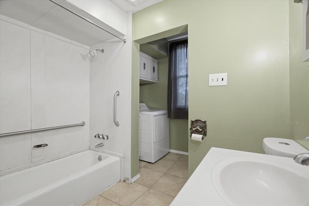 15 Division Street Pittsburgh, PA 15205 - Photo 31 of 44 a bathroom with a bathtub and a toilet