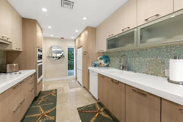 $5,500 | 5757 Gulf Of Mexico Drive, Unit 305, Longboat Key, FL 34228