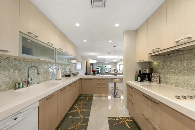 $5,500 | 5757 Gulf Of Mexico Drive, Unit 305, Longboat Key, FL 34228