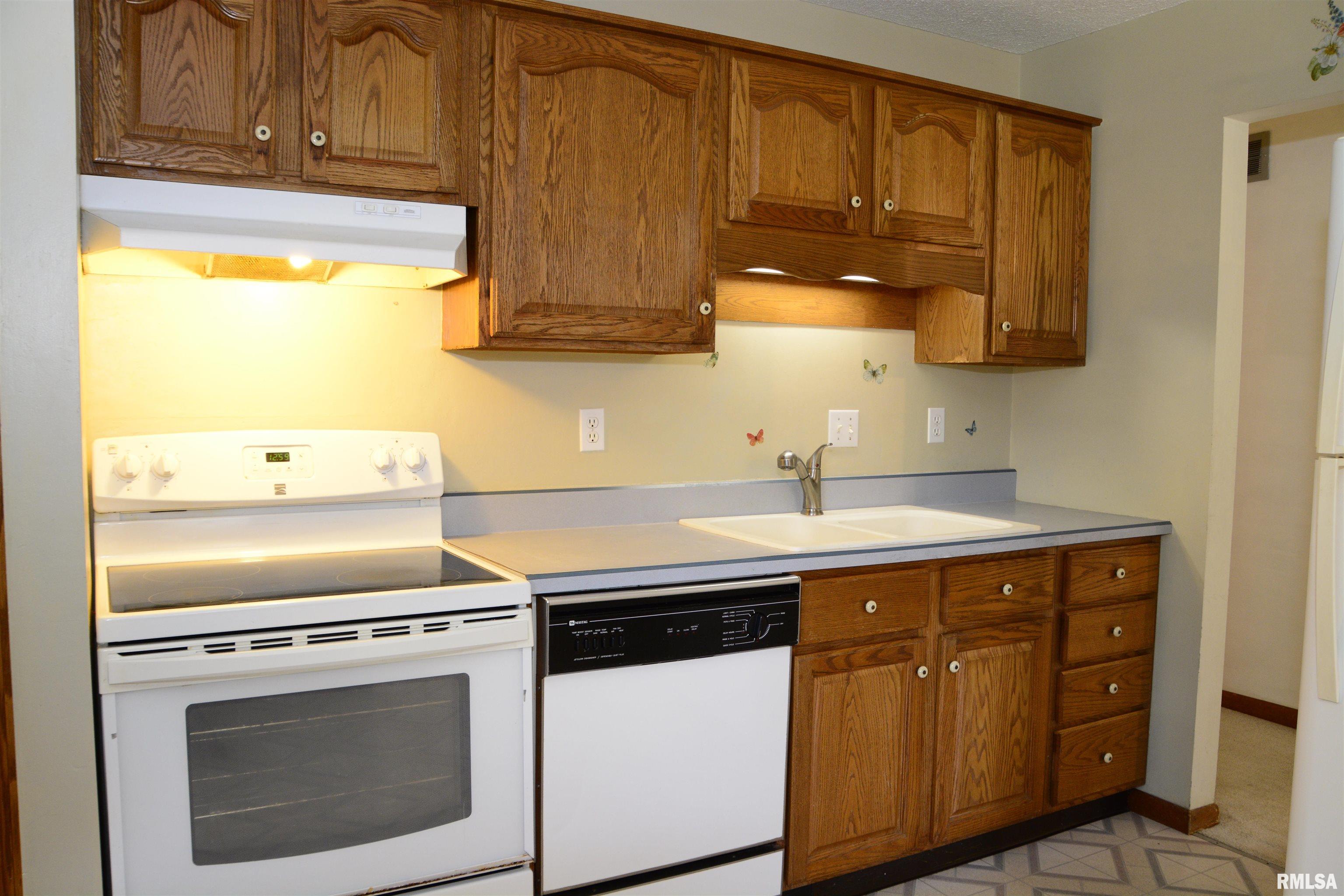 807 Meadow Drive Macomb, IL 61455 - Photo 10 of 24
