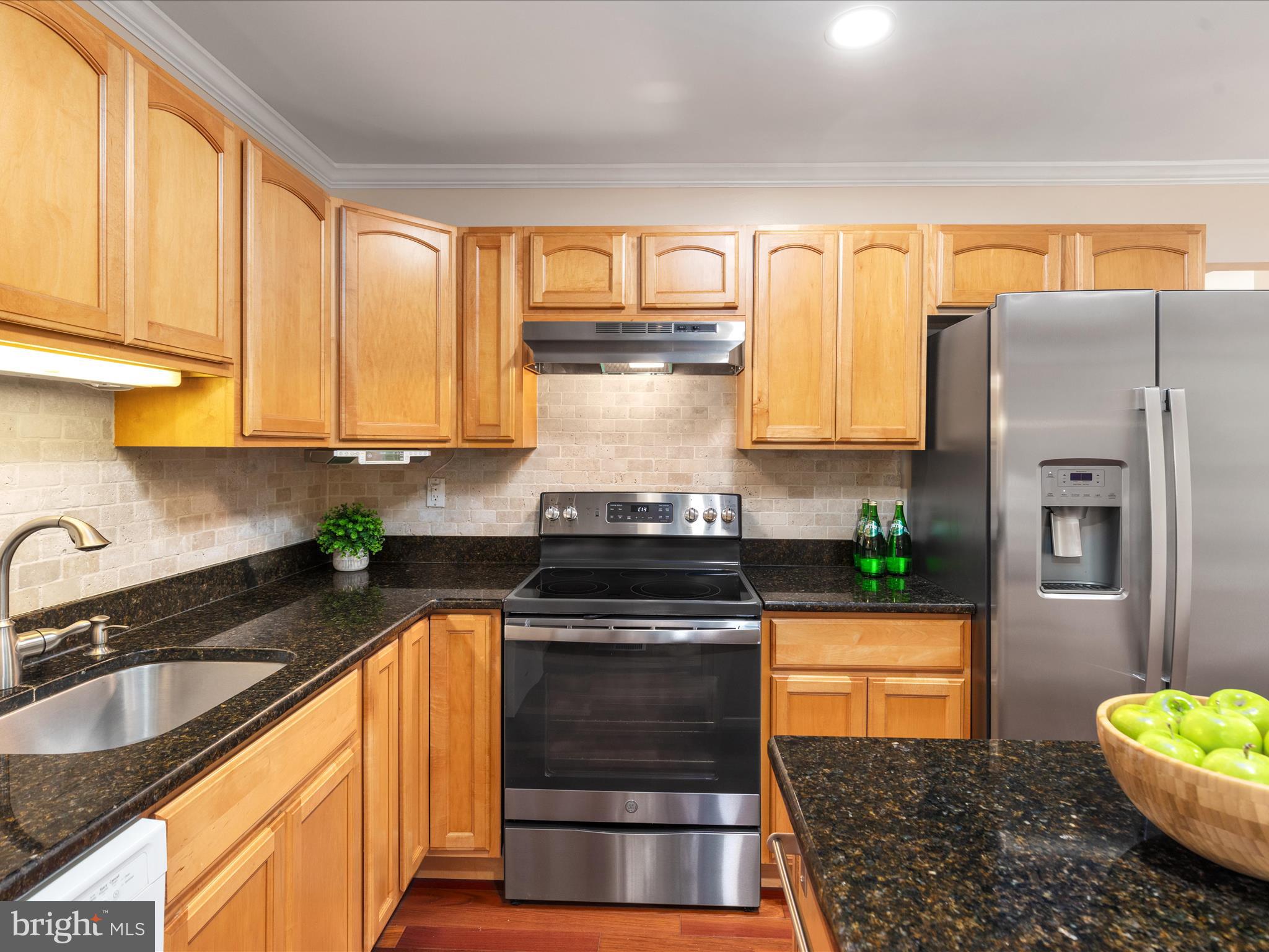 2304 Horseferry Court Reston, VA 20191 - Photo 17 of 66 Kitchen | Main Level