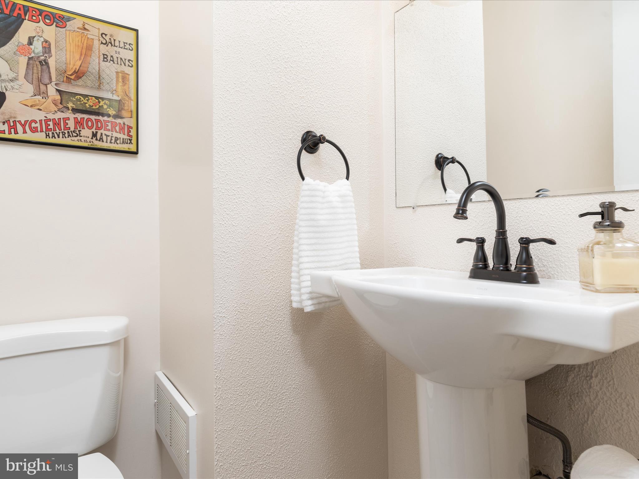 2304 Horseferry Court Reston, VA 20191 - Photo 19 of 66 Powder Room | Main Level