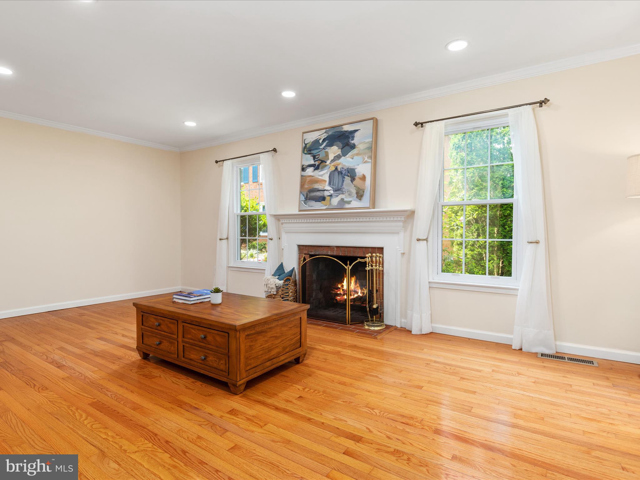 2304 Horseferry Court Reston, VA 20191 - Photo 8 of 66 Living Room | Main Level