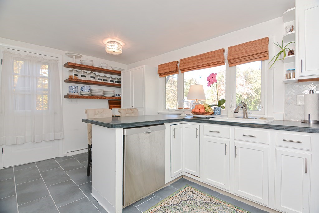 35 Lillian Road Malden, MA 02148 - Photo 8 of 36 Gallery Image 8