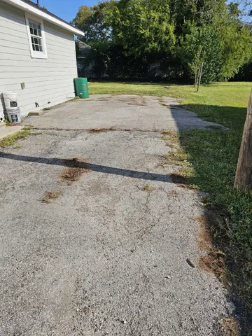 a view of a backyard