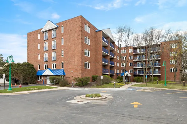 $279,000 | 6755 North Milwaukee Avenue, Unit 303, Niles, IL 60714