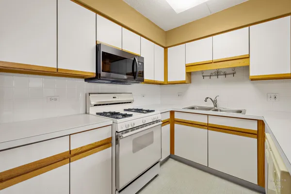 $279,000 | 6755 North Milwaukee Avenue, Unit 303, Niles, IL 60714