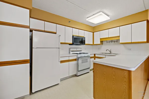 $279,000 | 6755 North Milwaukee Avenue, Unit 303, Niles, IL 60714