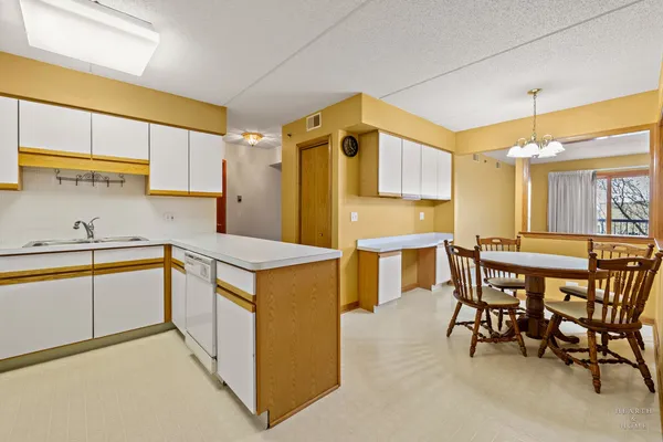 $279,000 | 6755 North Milwaukee Avenue, Unit 303, Niles, IL 60714