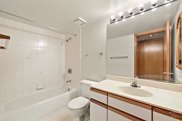 $279,000 | 6755 North Milwaukee Avenue, Unit 303, Niles, IL 60714