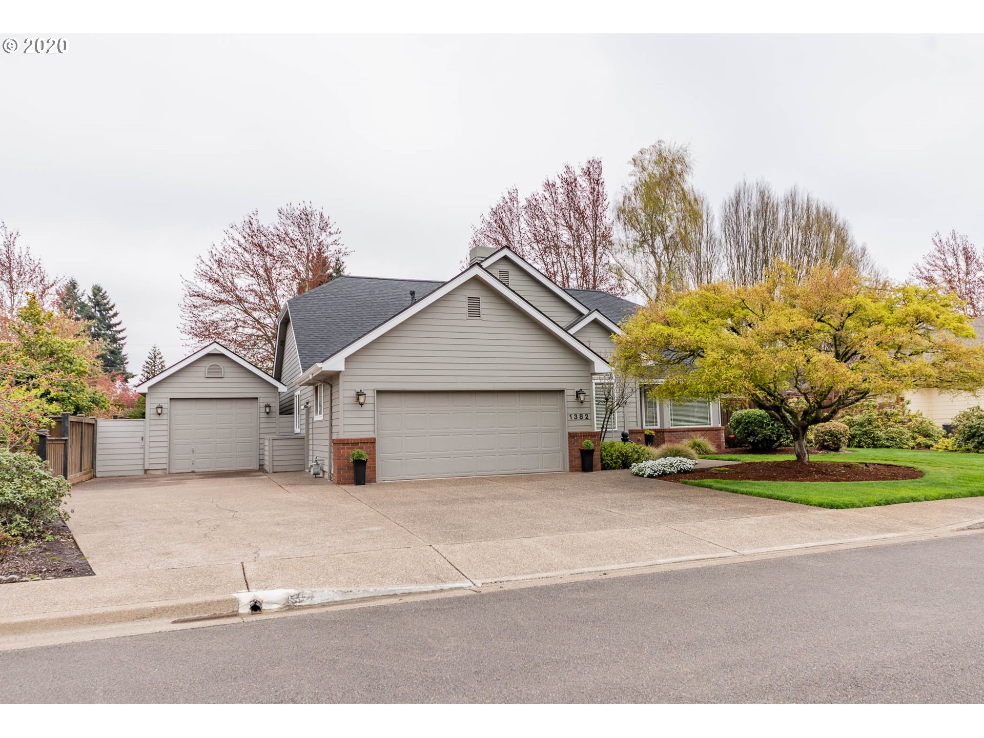 1382 Wimbledon Place Springfield, OR 97477 - Photo 1 of 32 Gallery Image 1