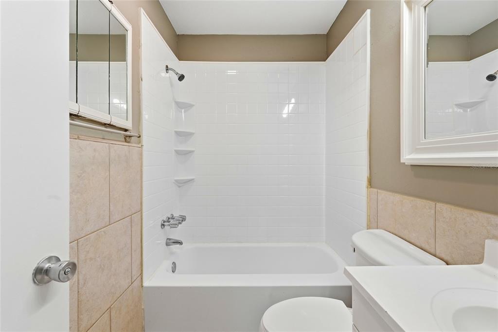 363 Glen Oak Road Venice, FL 34293 - Photo 36 of 53 a bathroom with a toilet and a bathtub