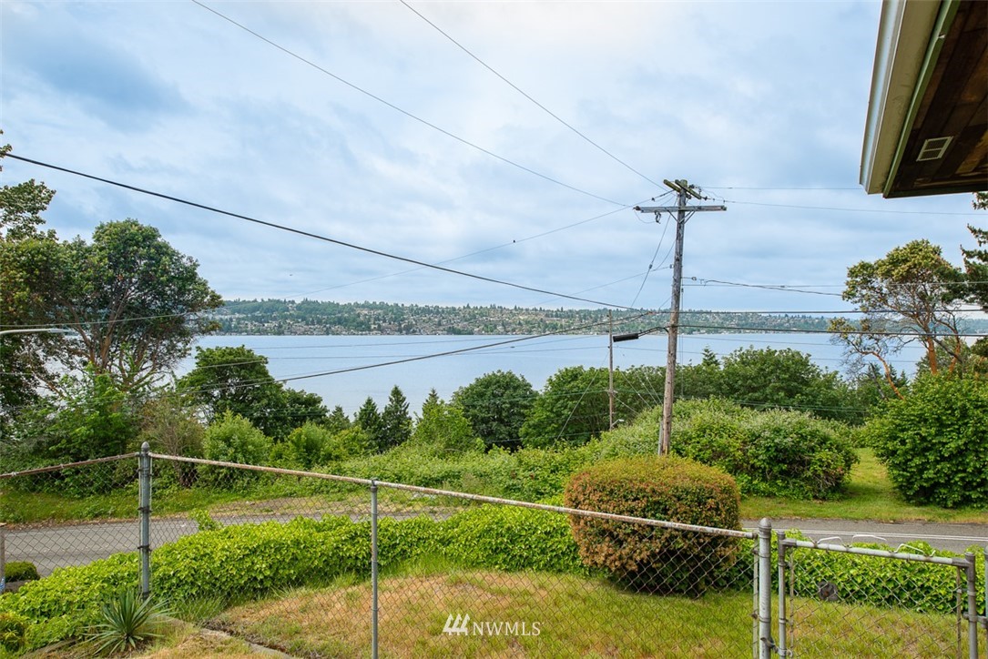 905 North 28th Place Renton, WA 98056 - Photo 2 of 25