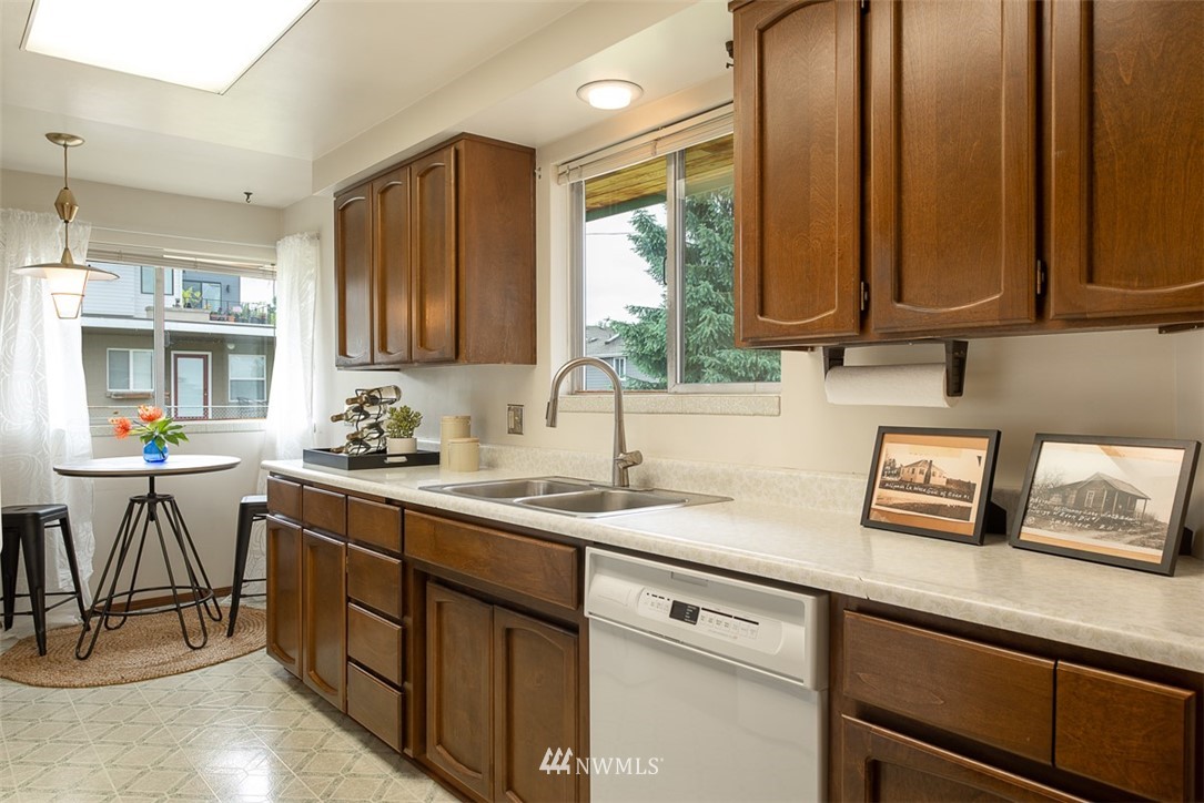 905 North 28th Place Renton, WA 98056 - Photo 10 of 25