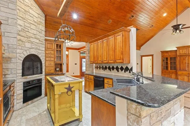 $865,000 | 735 Winding Trail, Crawford, TX 76638