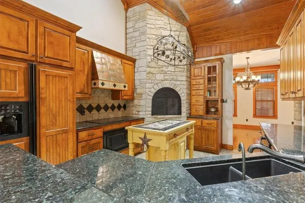 $825,000 | 735 Winding Trail, Crawford, TX 76638