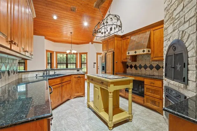 $865,000 | 735 Winding Trail, Crawford, TX 76638