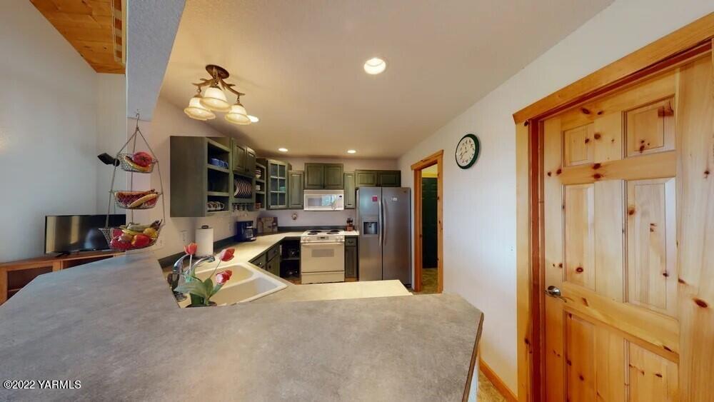411 Red Tail Road Yakima, WA 98908 - Photo 4 of 64 thumbnail_03.19.2022_11.55.28.jpg 411 Re