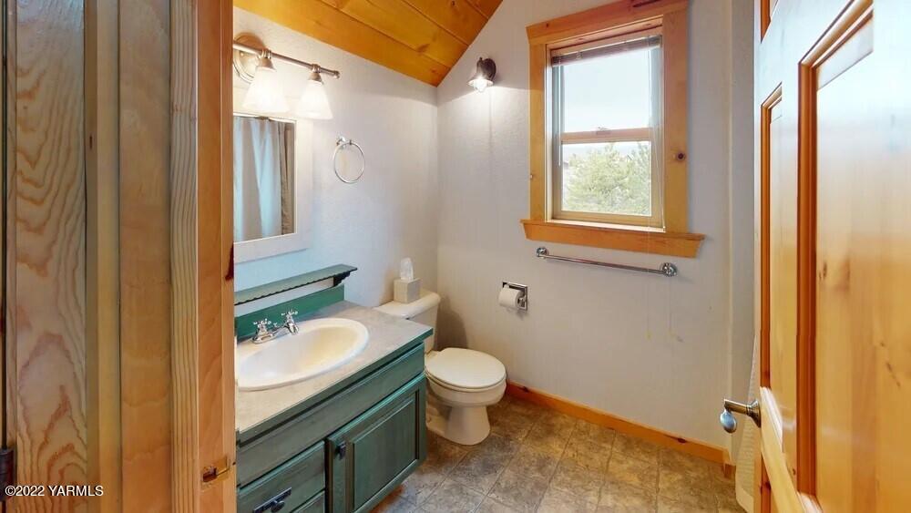 411 Red Tail Road Yakima, WA 98908 - Photo 47 of 64 thumbnail_cAwASBHSMmB-Bathroom.jpg 411 R