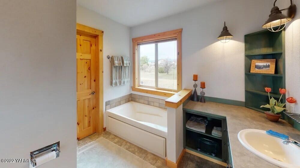 411 Red Tail Road Yakima, WA 98908 - Photo 50 of 64 thumbnail_rYyYomNbrGb-Bathroom.jpg 411 R