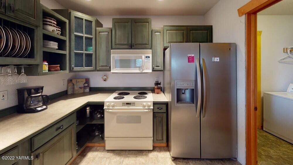 411 Red Tail Road Yakima, WA 98908 - Photo 6 of 64 thumbnail_UNZNxz2fbTP-Kitchen.jpg 411 Re