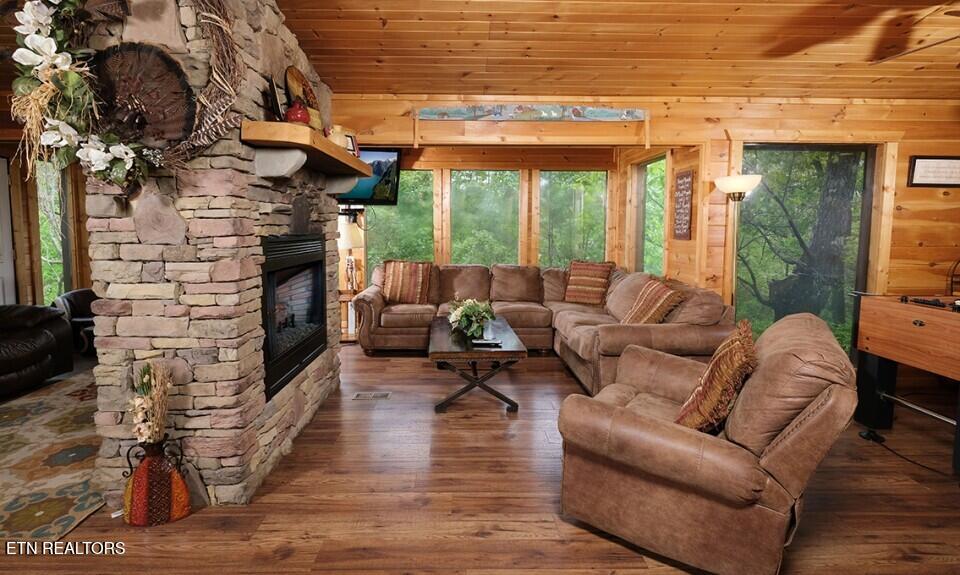 623 Iron Mountain Road Pigeon Forge, TN 37863 - Photo 4 of 45 pigeon-forge-cabin-rocky-top-living-room