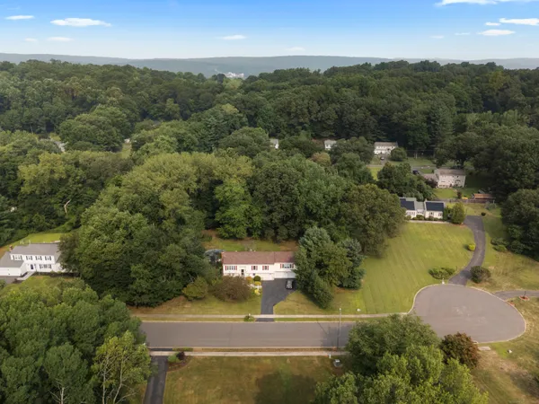 $579,000 | 40 Abbey Court, Cheshire, CT 06410