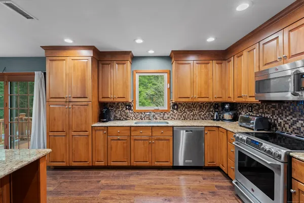 $579,000 | 40 Abbey Court, Cheshire, CT 06410