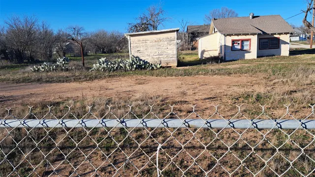 $32,900 | 804 South Neches Street, Coleman, TX 76834
