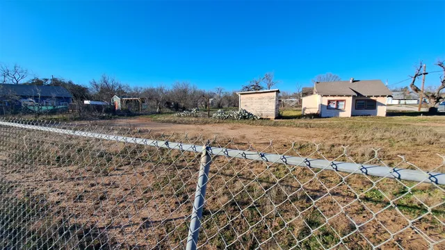 $32,900 | 804 South Neches Street, Coleman, TX 76834