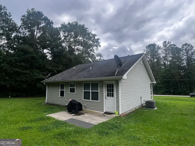 a view of a house with backyard